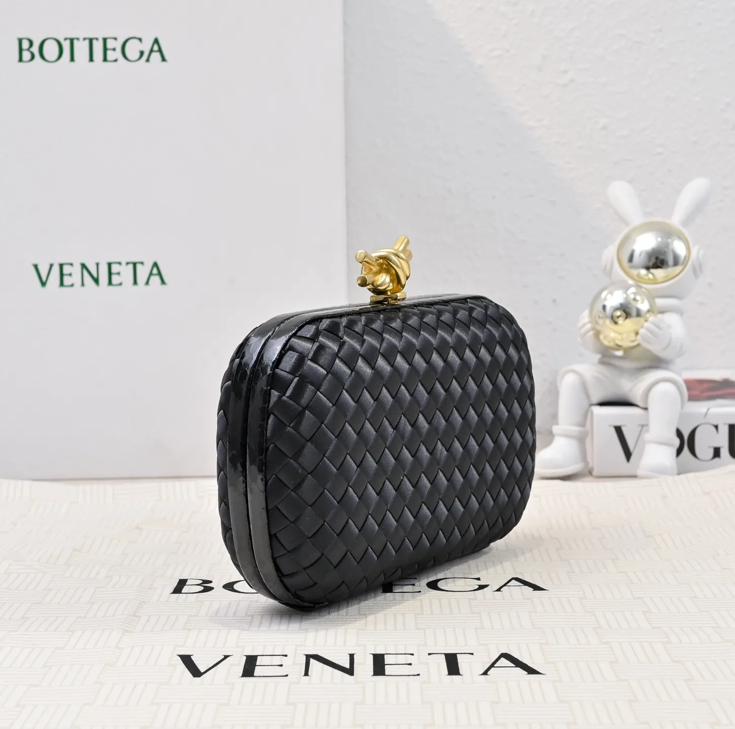 Batch 1460 #BV Knot woven evening bag series ~ Each bag reveals exquisite elegance💫Iconic classic silk weaving➕snake skin trimming with knot buckle, soft and delicate feel. The design is small and exquisite, low-key without logo, elegant and elegant. Paired with evening dress or cheongsam, it has the atmosphere of a famous and wealthy lady. Full of aura and invincible texture💃 Model: 7622 Dimensions: 20x12x5.5
